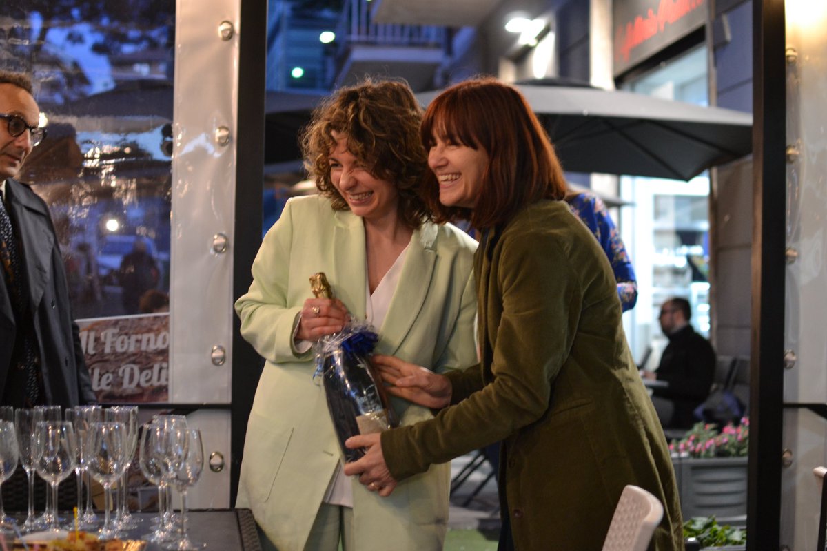 I am very happy to say that I passed my PhD viva yesterday!!! I'm really grateful to my examiners prof. Lucia Esposito <a href="/MinierMarta/">Dr Márta Minier</a> and <a href="/APeghinelli/">Andrea Peghinelli</a> for a super engaging discussion. I’m also really thankful to <a href="/MadalenaVoice/">Madalena</a>  for her unwavering support, guidance and expertise 🌸