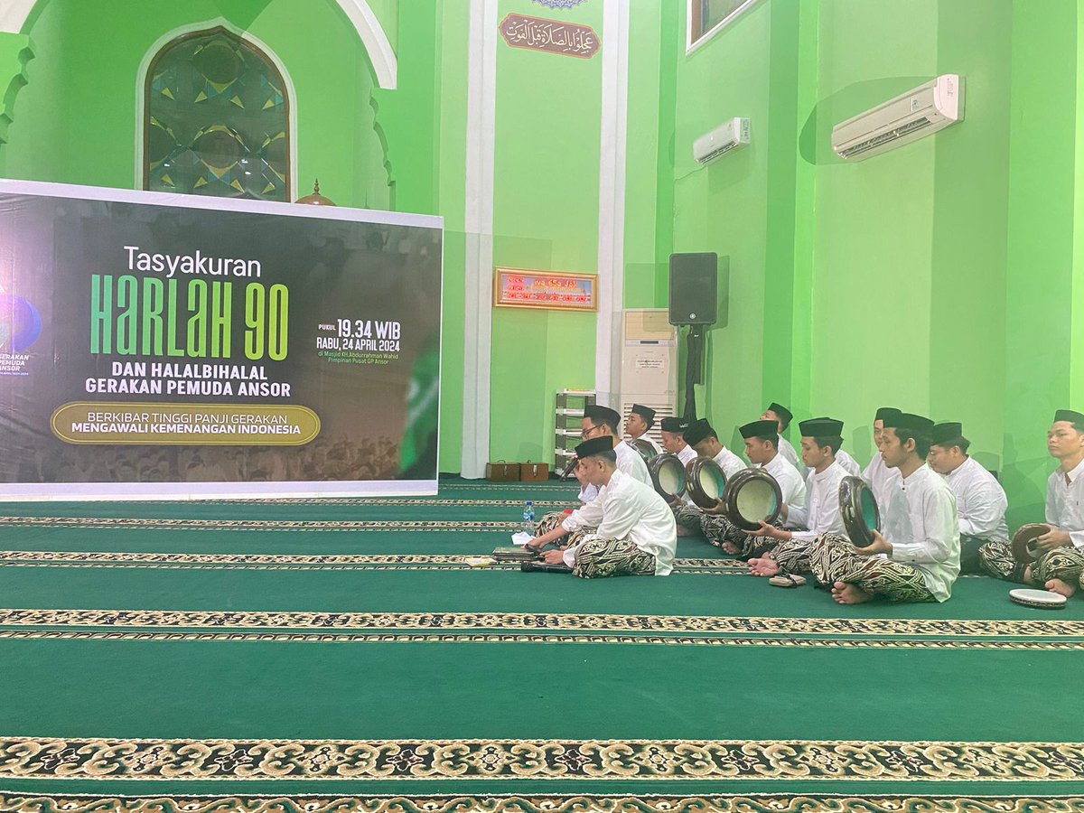 amrudinnejad_'s tweet photo. Allahumma Shalli 'Ala Sayyidina Muhammad 💚🤲

Hadrah, senandung lantunan selawat diiringi tabuhan rebana mengawali acara Tasyakuran Harlah 90 Gerakan Pemuda Ansor dan Halalbihalal Gerakan Pemuda Ansor #Harlah90GPAnsor https://t.co/hv8mwbySYu
