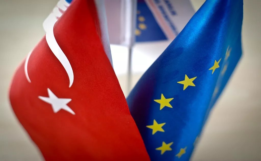 🟢 As #EP2024 elections approach, understanding Turkey's significance in Europe's migration challenges is crucial. A stable #Turkey is vital for addressing migration effectively & fairly. Commentary by @DenizSSert 🇪🇺🇹🇷➡️ eu.boell.org/en/2024/04/24/… @HeinrichBoellTR @BoellStiftung