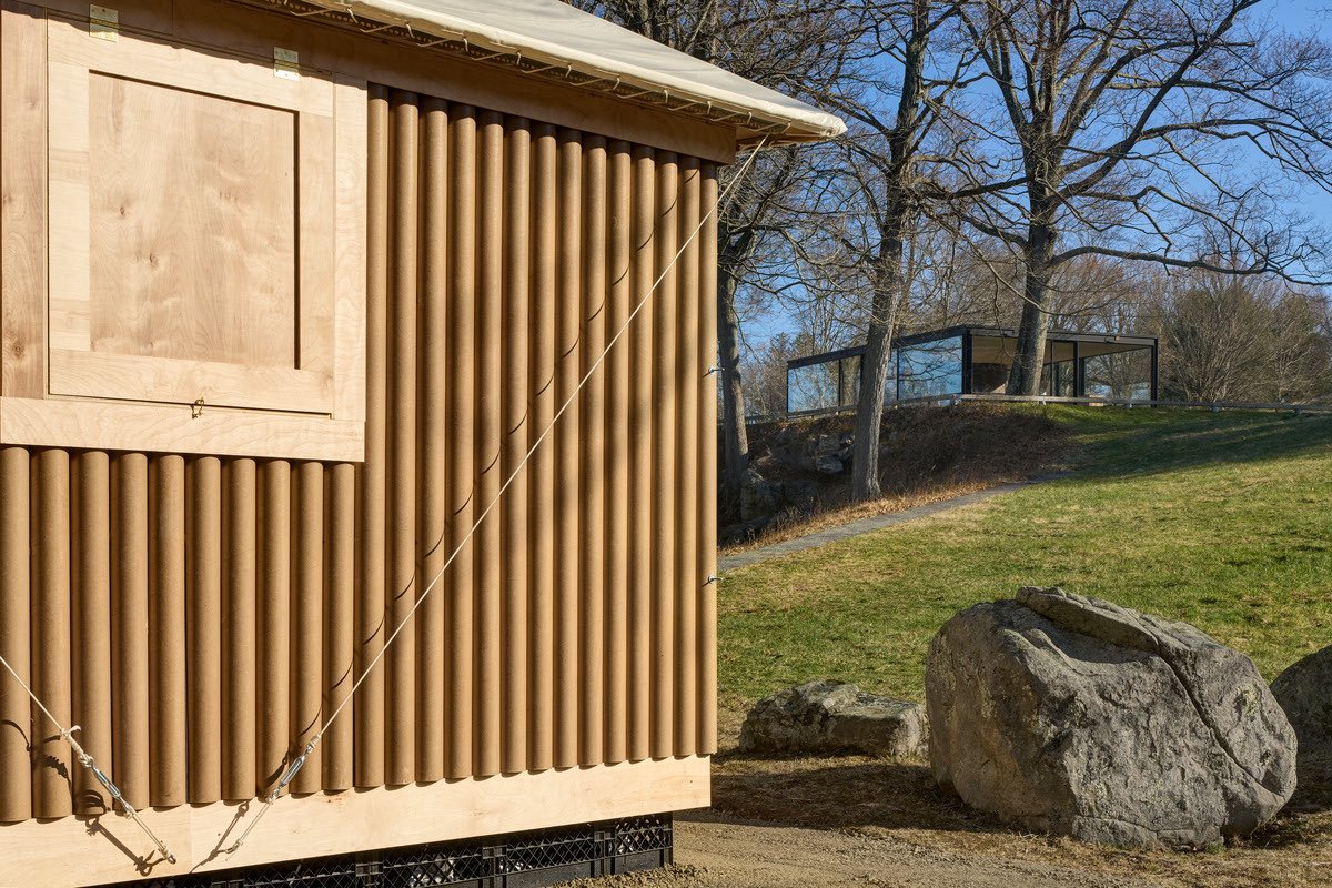 Shigeru Ban's Paper Log House revealed at Philip Johnson's Glass House venue: worldarchitecture.org/architecture-n… #architecture