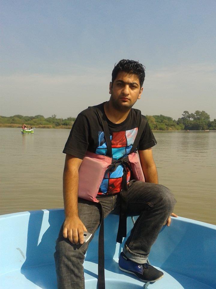 Missed when I was 20 wala trend yesterday Here I am 📍Sukhna Lake , Chandigarh Roomate stole this T-Shirt and he thinks I don’t know it Muje yaad hai - Muje ab bi yaad hai