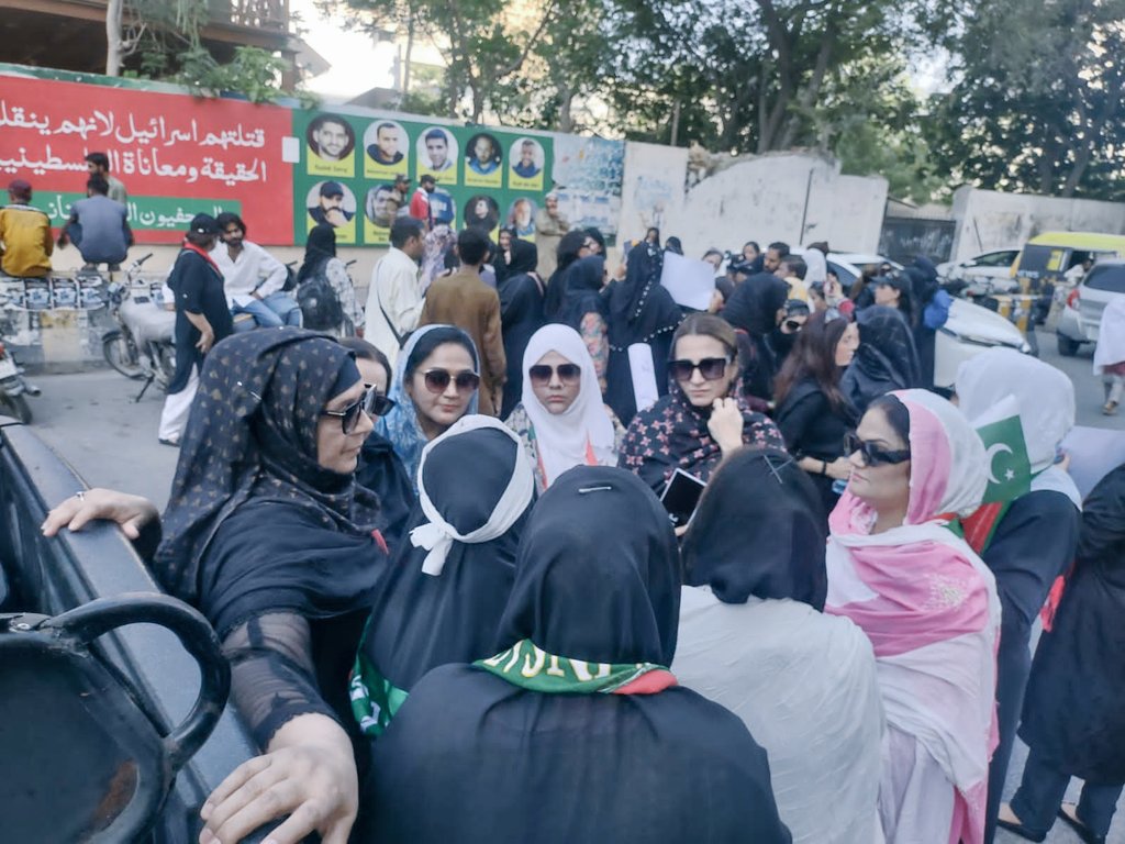 fozisidd's tweet photo. ان شاء اللّٰہ کراچی والوں کو اب پورا پاکستان دیکھے گا ،
ہم نا باز ائیں گے محبت سے 
جان جائے گی اور کیا ہوگا 

#ReleaseImranKhan 
#JusticeForBushraBibi 
@ImranKhanPTI @KanwalMna @PTICentralWW @PTIofficial @PTIKarachi_ https://t.co/Ist0OS60a2
