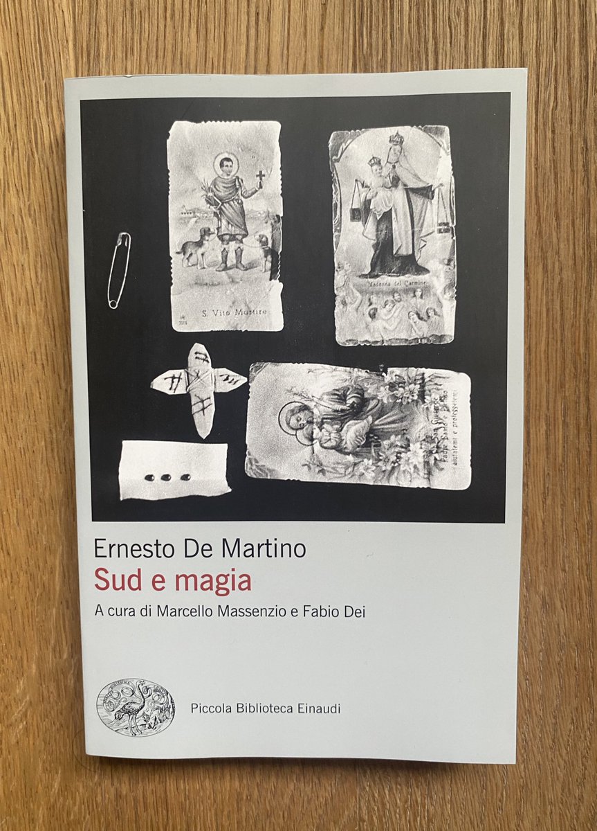 Ernè, ma io e te che se dovemo dì? 💜 I curatori: “… dell’opera di De Martino si prende a modello soprattutto la parte documentaria, cioè il piano folklorico: la cultura subalterna viene non di rado essenzializzata…” E infatti c’è movimento nella luce come nell’ombra.