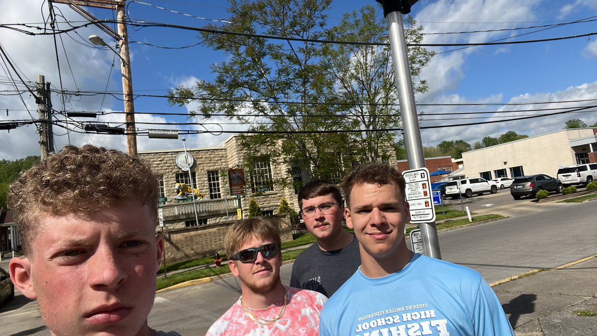 carsonholbrook3's tweet photo. @PaintsvilleHS #senioramazingrace https://t.co/JEW4rUnzrH