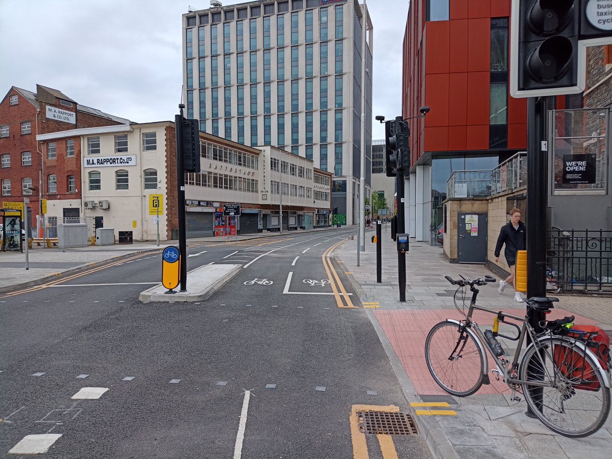 🚨NEW #CARDIFF #CYCLING infrastructure 🚨
The new dedicated cycle lane on Station Terrace (Queen Street Station) is OPEN!
You can now cycle from Sainsbury's on the corner of Queen St to the Little Man café without having to share the carriageway with cars.
#Builditandwewilluseit