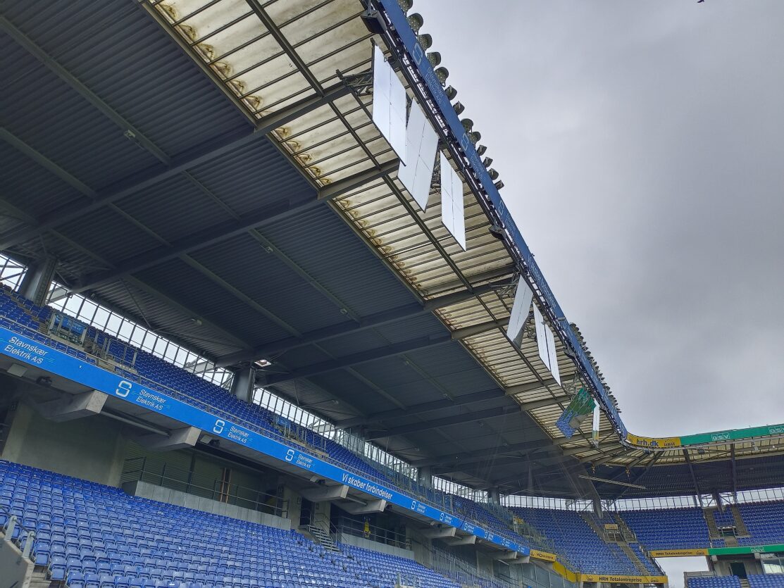 LaLigaCorp's tweet photo. 🏟️LALIGA continues to strive for sustainability on its pitches🌿

@SevillaFC_ENG, @VillarrealCFen and @realvalladolidE travelled to Copenhagen to demonstrate an innovative lighting system to improve turf quality by reflecting sunlight onto mirrors.🪞 https://t.co/5xzjuSNw2s