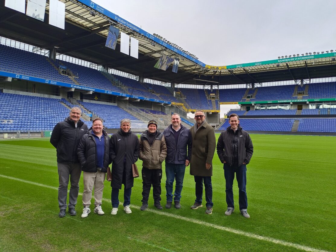 LaLigaCorp's tweet photo. 🏟️LALIGA continues to strive for sustainability on its pitches🌿

@SevillaFC_ENG, @VillarrealCFen and @realvalladolidE travelled to Copenhagen to demonstrate an innovative lighting system to improve turf quality by reflecting sunlight onto mirrors.🪞 https://t.co/5xzjuSNw2s