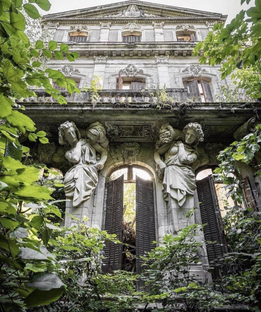 Mi sento il peso di 3/4 case sulle spalle oggi. Le capisco bene. ©️urbex_et_prestige