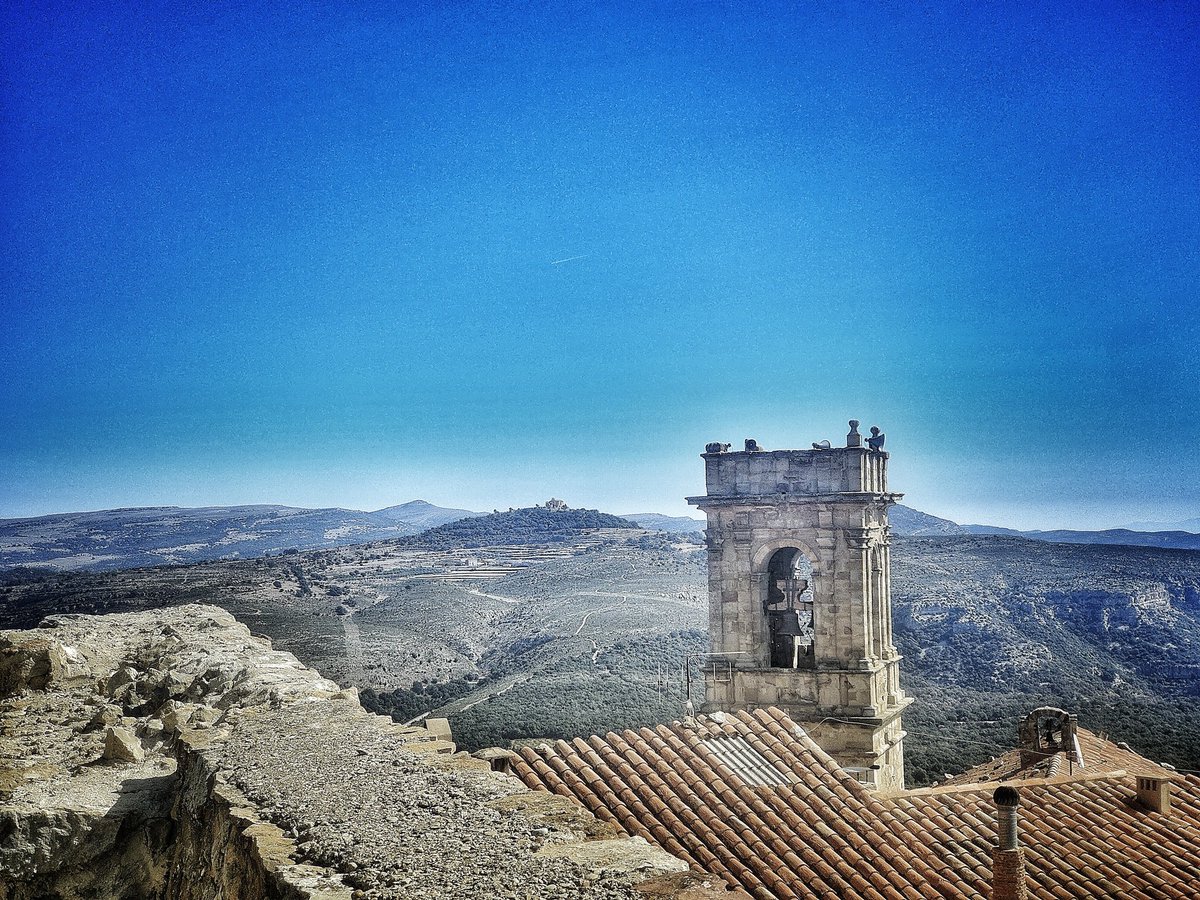Des del Castell de #Culla, així es veu l'ermita de Sant Cristòfol, al cim del Moncatil de #Benassal