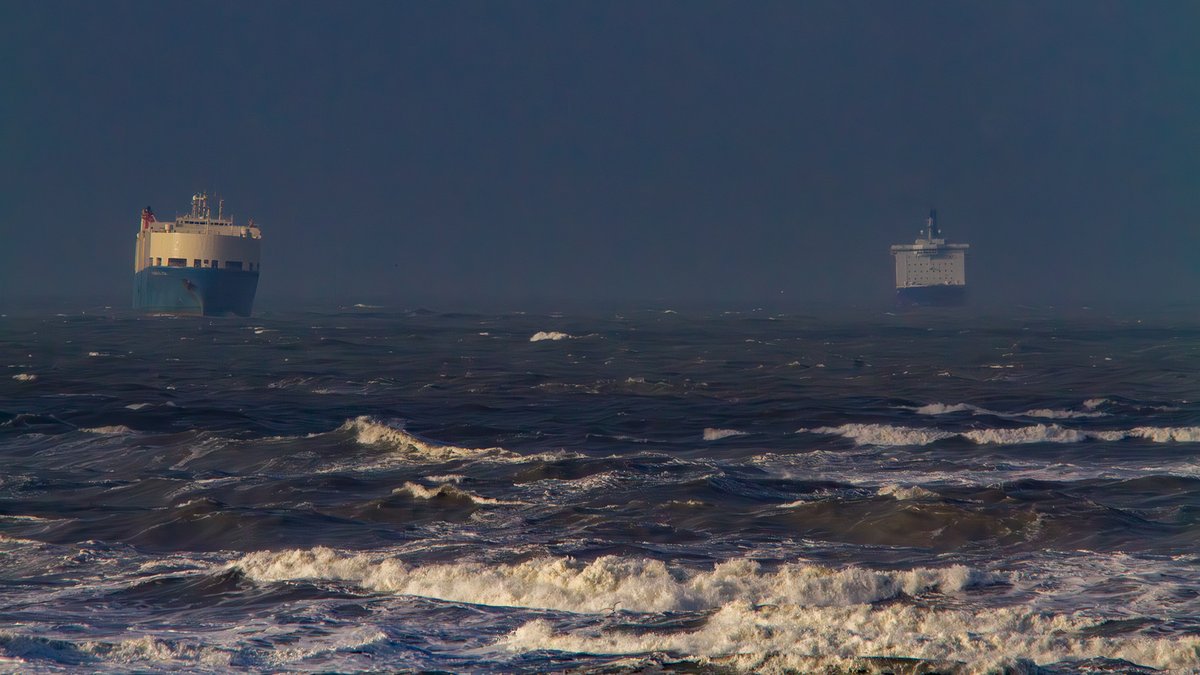 Timeline-Verschönerung.
Heute von einem NRW-Strand (in den Niederlanden, natürlich!), meist nur der Kitesurfing Szene bekannt.
Hier mit meinem liebsten Wetter an der Nordsee, aufgenommen einst in einem Januar.
Genaues hinsehen empfohlen.
Die Fähre ist übrigens die, die einem