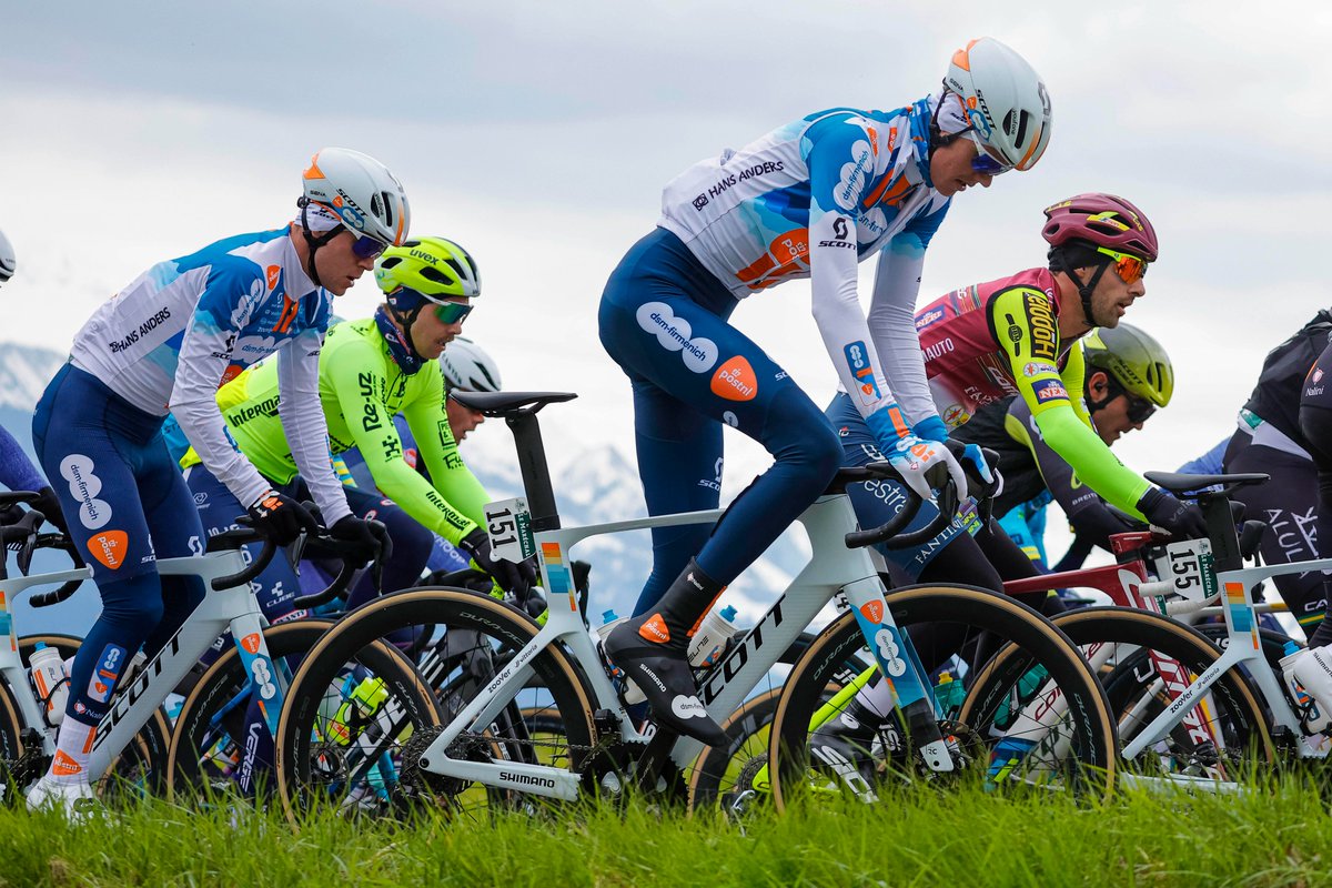 #TDR2024🇨🇭 A strong tempo has been set over the climbs with @GLeemreize and @NiklasMarkl remaining in the reduced bunch for us at 25km to go. Out front the break hold onto a 1'10' advantage.⏱️