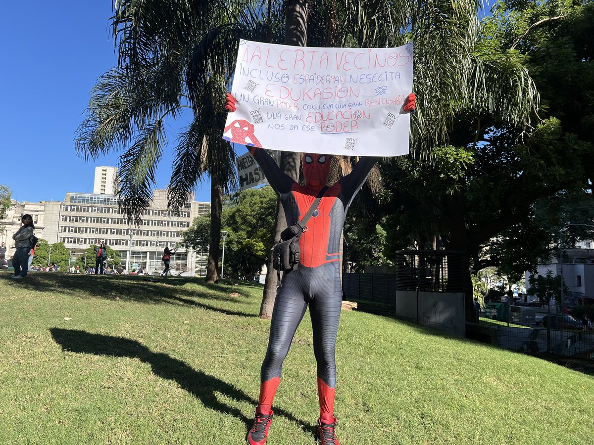 ElNegr000h's tweet photo. @MacaIgoillo @lumariamujica @estoesblender Está en el cartel, ahí abajo https://t.co/HrcFblwiNp