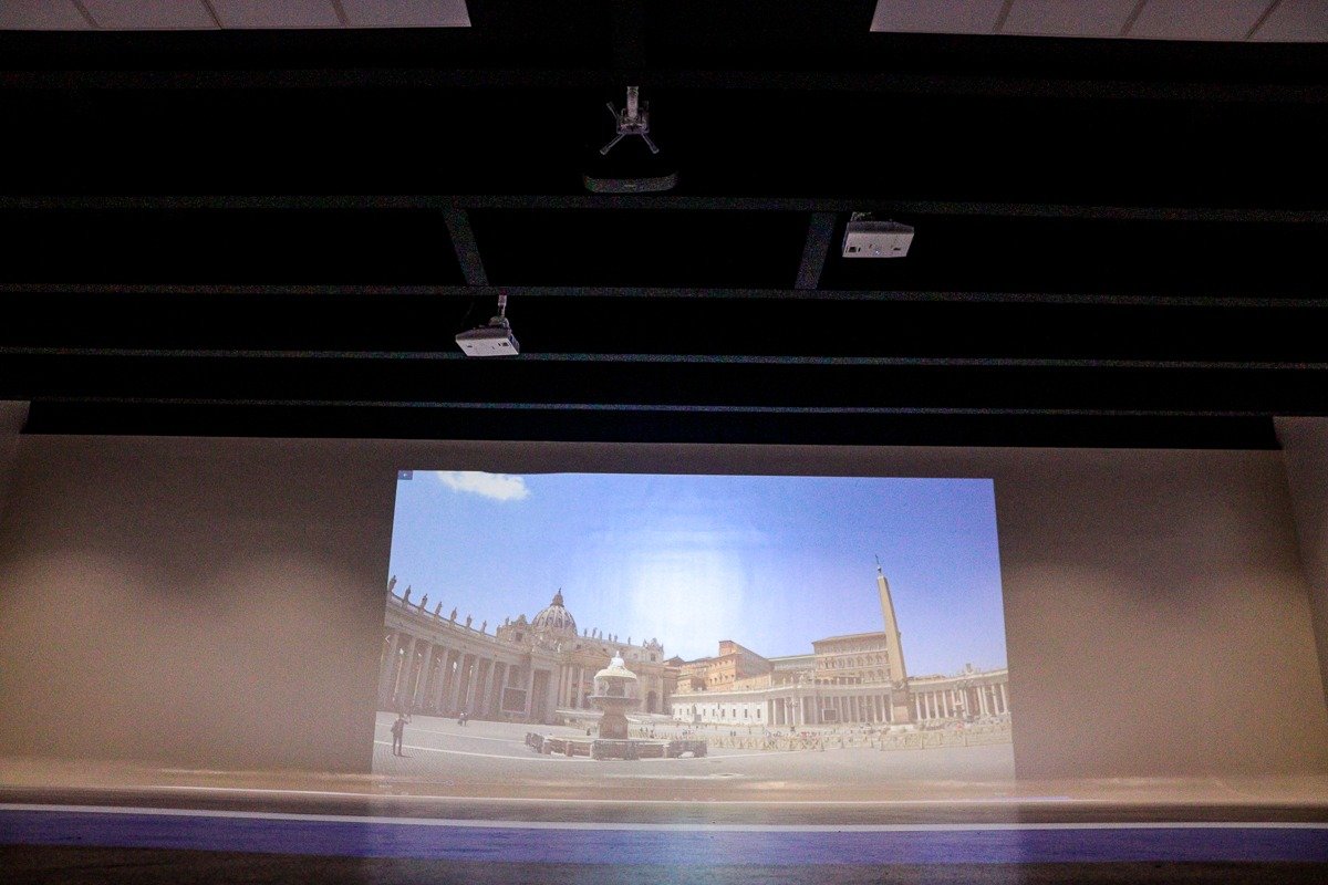 ArquitectUCAB's tweet photo. El Laboratorio Experiencial (#XPRLab) de #ArquitecturaUCAB cuenta con equipos de proyección y realidad aumentada EPSON que permitirán a profesores y alumnos sumergirse a escala real en simulaciones de los espacios arquitectónicos que diseñen en clase.
🔗https://t.co/gwOJt8mWPP https://t.co/3qvDuZKhB2