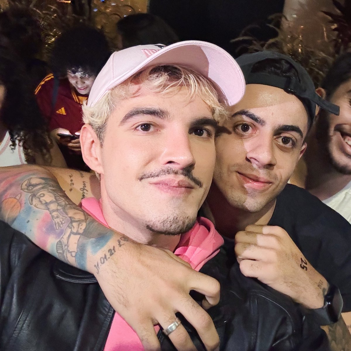 shinelobos's tweet photo. Eu te amo tanto, é inexplicável o tanto 💖 @jaoromania https://t.co/p4d5u4mgjg