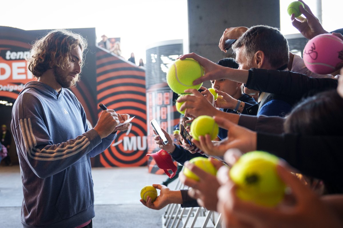 Miren quién ha llegado a la Caja Mágica ✍️🏻🤩 @steftsitsipas | #MMOPEN