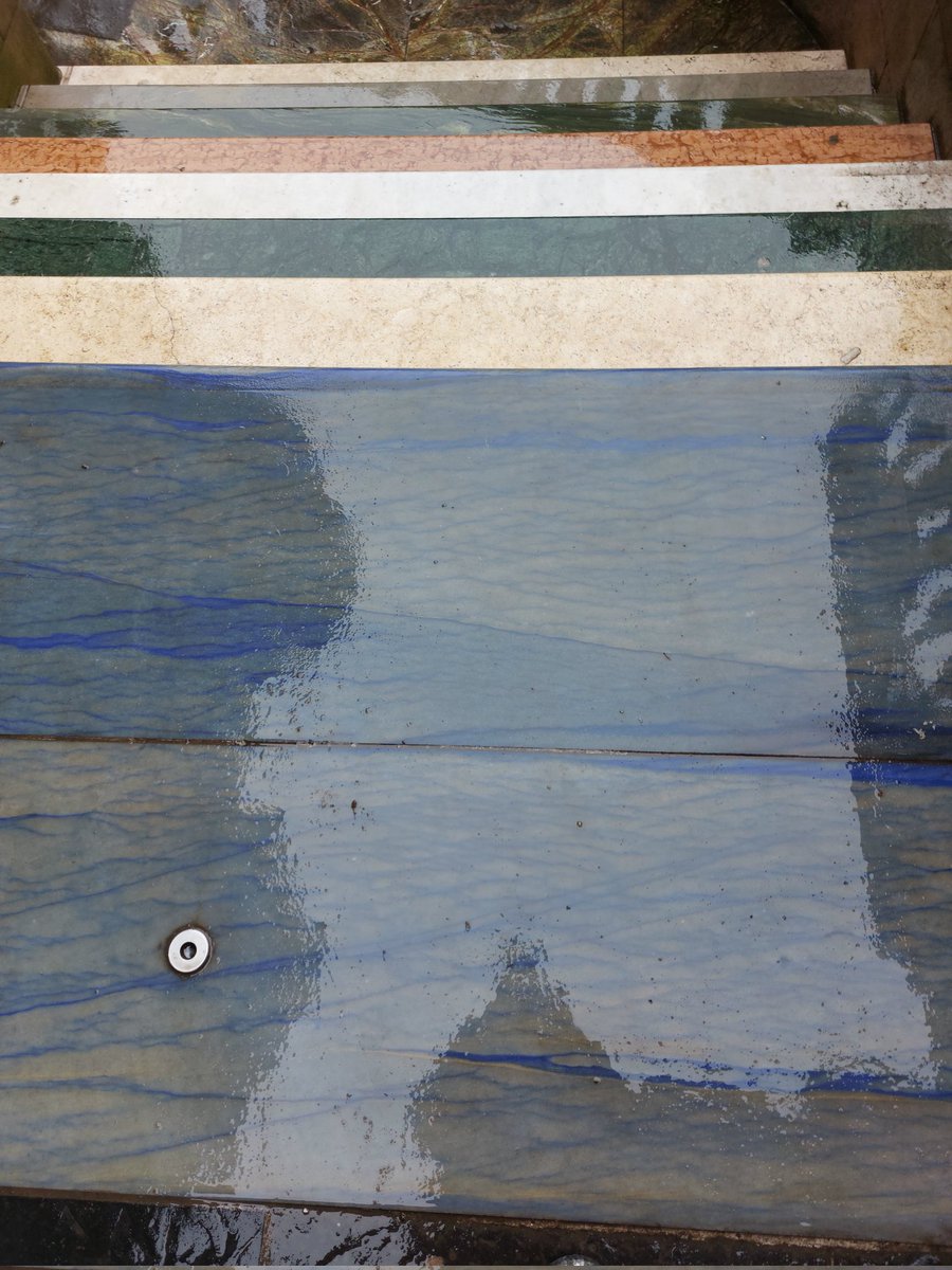 cnesnez's tweet image. ¡Anda! Qué azul tan bonito, pensé, mientras bajaba apresurada 😅 a coger el tren. Acompáñame en la historia de estas bonitas escaleras por si un día viajas a #Edimburgo.

Un tesoro geológico tan maravilloso como inesperado 😍.