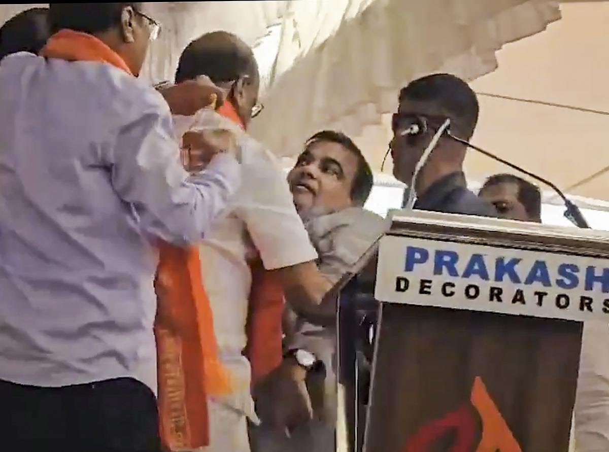 😭Sr BJP leader.@nitin_gadkari fainted today while speaking at campaign rally in #Maharashtra due to excessive heat. He's heavily diabetic.
😊Within 15 minutes, he shows grit to stand again. Completes his speech & proceeds for next rally.
🔥Salute to KARYAKARTA in you, Gadkari