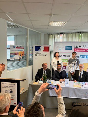 ArnaudRobinet's tweet photo. Nous étions réuni aujourd’hui avec le préfet Henri Prévost et @JM_Roze pour célébrer la signature du 2000ème contrat d’engagement jeune au sein de la @MLReims depuis son lancement il y a #2ans 
Bravo à nos jeunes soucieux de leur avenir et aux encadrants pour leur dévouement https://t.co/dRzQuhVYTA