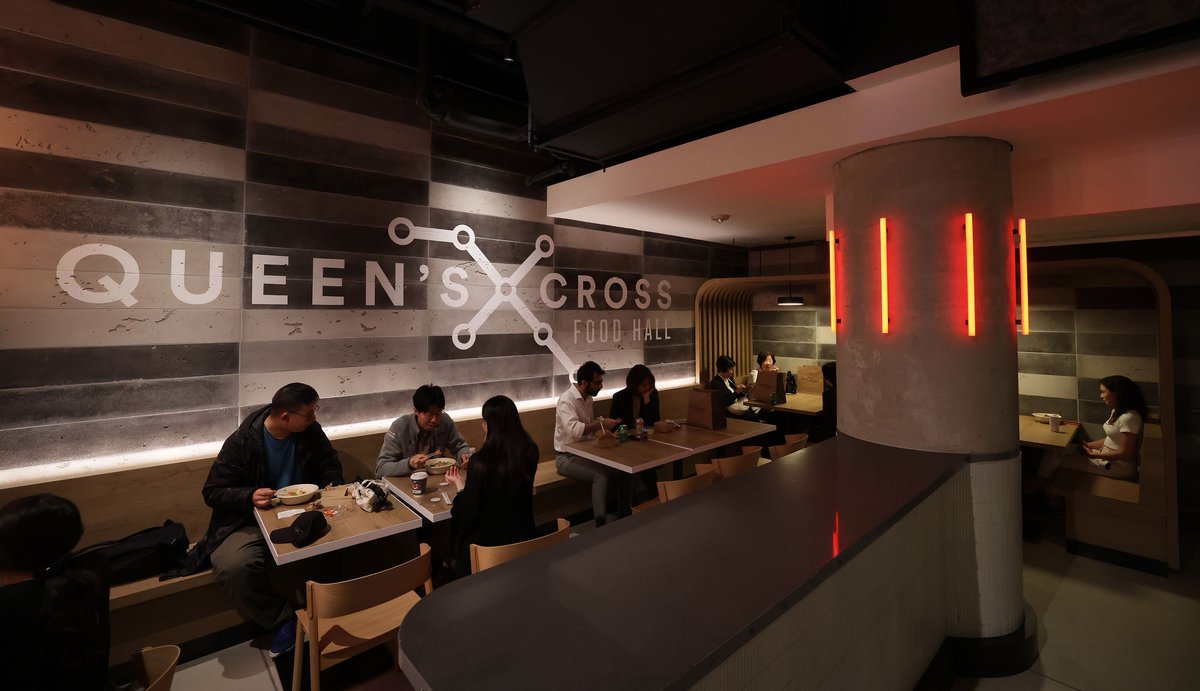 A new food court opens in the South end of the Eaton Centre today. Created and operated by Oliver & Bonacini Queen’s Cross Food Hall features 16 stations. Story by @karonliu, thestar.com/news/gta/a-new…