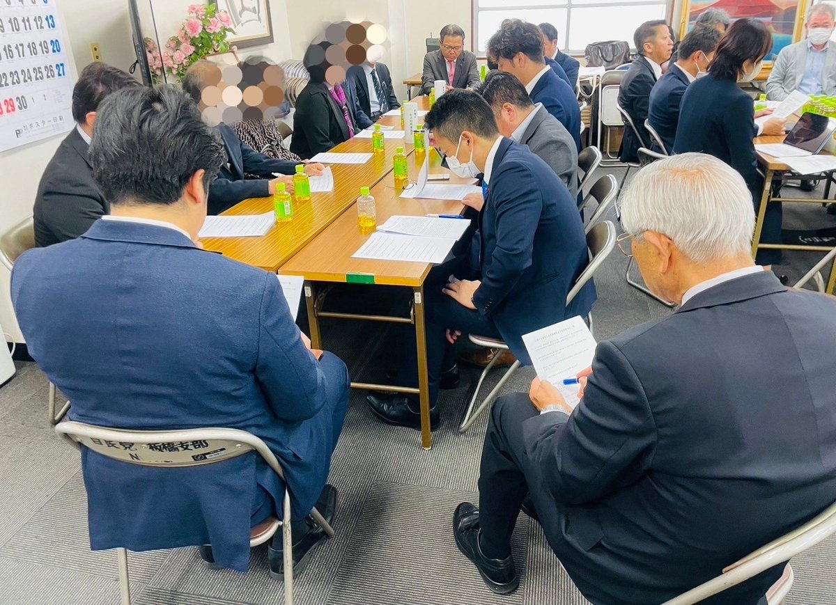 kidaoribe's tweet photo. 自民党板橋区議会議員団で、各種団体さんの区へのご要望をいただく会の二日目を開催。
区民の方々にとってよりよい区になるよう、いただいたご要望をとりまとめて区にお伝えします。
夜は徳丸北野神社獅子舞の練習に参加。獅子頭を被って初めて演目を演じました。
獅子頭を被ると周りがよく見えない😅 https://t.co/wzXIROwiE8