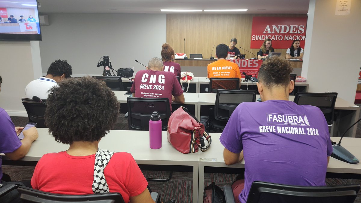 Greve 2024 | Está em andamento neste momento, em Brasília-DF, uma reunião unificada dos Comandos Nacionais de Greve do SINASEFE, do Andes-SN e da Fasubra e de entidades do Movimento Estudantil (Fenet e Une). Mais informações em breve em nosso portal e redes sociais!