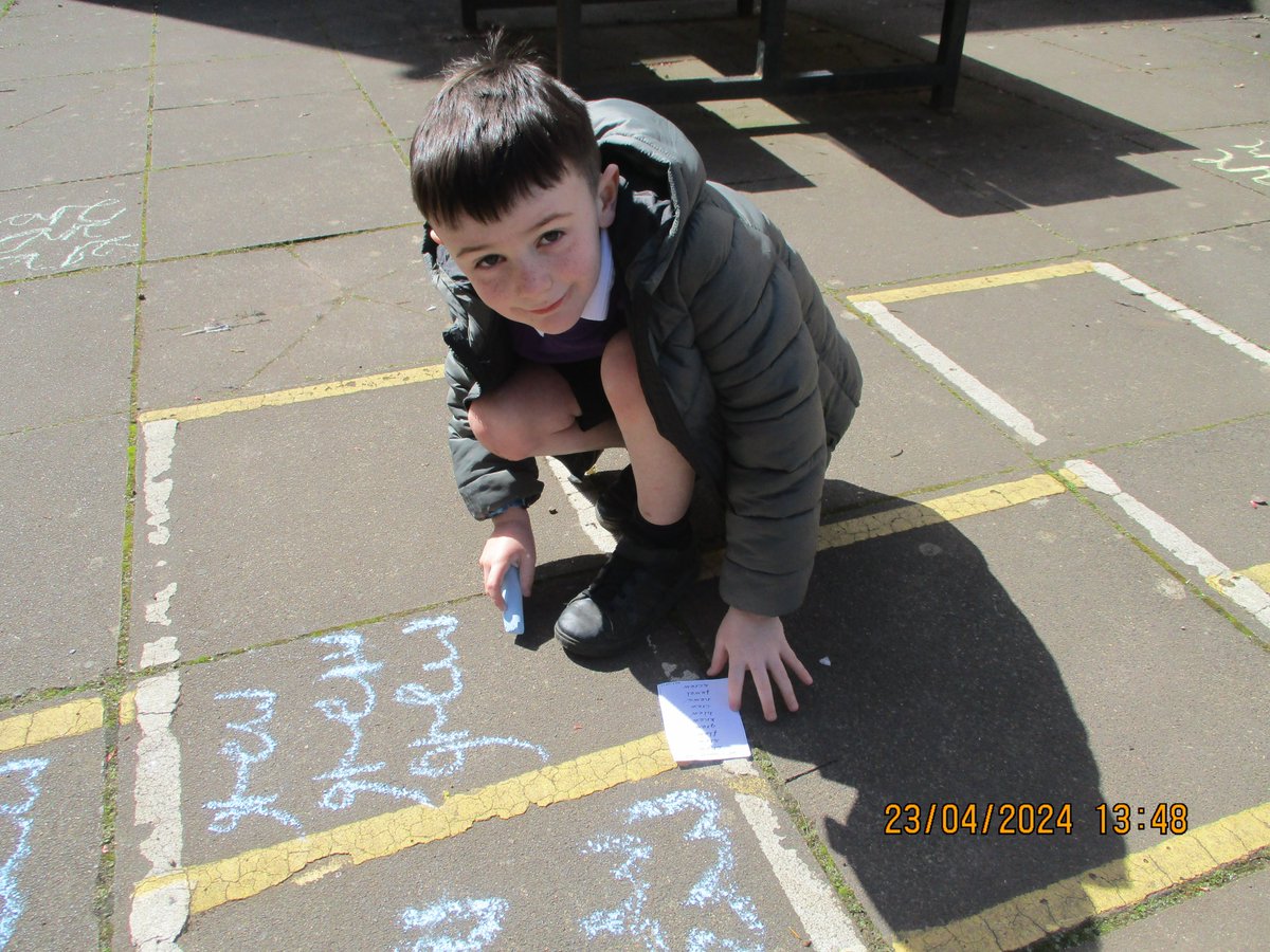 longniddryps's tweet photo. Sunshine & learning outdoors gave added fun to our spelling this week in P3.
#activeliteracy #activelearning #learningoutdoors #spellingfun https://t.co/R3ug1yZVVW