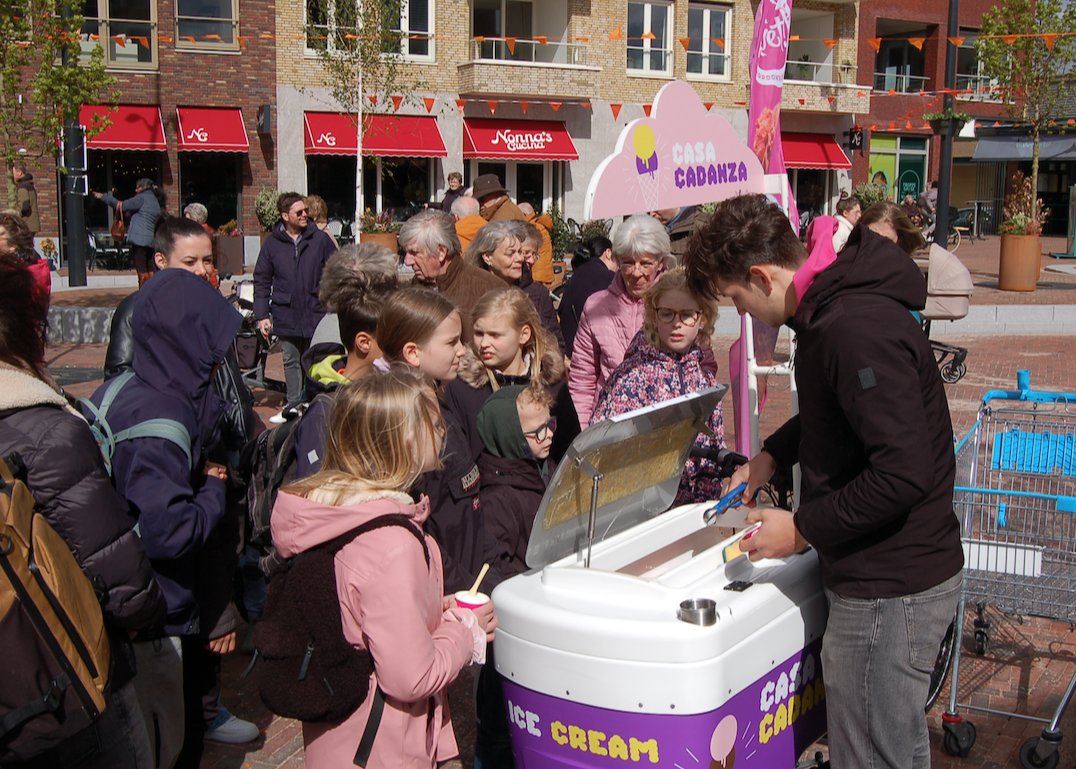Landmark Casa Cadanza in #Berkel onthuld door Corinne van Lelieveld en maker Charlotte van Otterloo op 24 april.  <a href="/Lansingerland/">Gem. Lansingerland</a>  <a href="/RTV_L/">RTV Lansingerland</a>  <a href="/RutgerHillenaar/">Rutger Hillenaar</a>