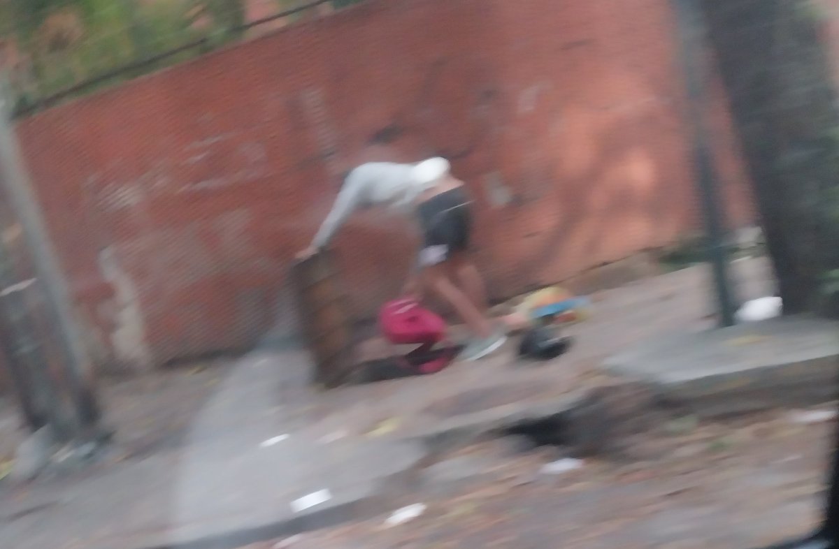 UrbLaFloridaCss's tweet photo. Este individuo guarda sus "pertenencias" en una alcantarilla de la #AvLosCedros justo antes del Plazas.Entre vendedores de droga,prostitución y basura se mantiene la dinamica también en la #AvLosSamanes Y las autoridades sin hacer nada @gestionperfecta @PNBVzla @CcsCiudadSegura https://t.co/tTsgg8U6cT