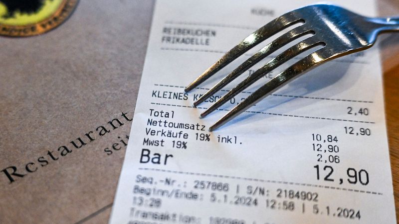 «Wir haben nichts mehr von dieser Regierung zu erwarten.» In #Bayern schließen Hotels und Restaurants massiv. Die Mehrwertsteuer, die für Gastronomen wieder von 7% auf 19% gestiegen ist, hat verheerende Auswirkungen auf die Branche.