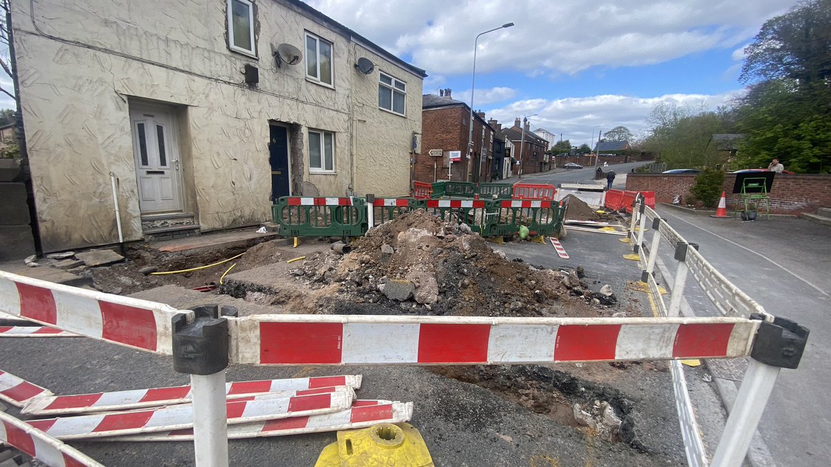 M00ster's tweet photo. @nationalgriduk @NetworkPlusltd 

This is a major road through Congleton, diversion is over 5 miles on B Roads &amp; some roads are flooded.

It is only 15:30 why is there nobody working to resolve this ASAP? https://t.co/3Sn5PWK0oD
