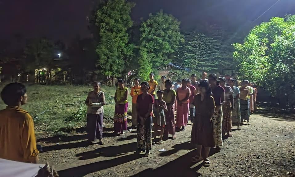 Revolutionary residents from a village of #Yinmarbin Twp, #Sagaing Region, regularly staged a night protest to drive out the #MilitaryDictatorship on Apr24.

#HelpMyanmarIDPs  
#2024Apr24Coup
#WhatsHappeningInMyanmar