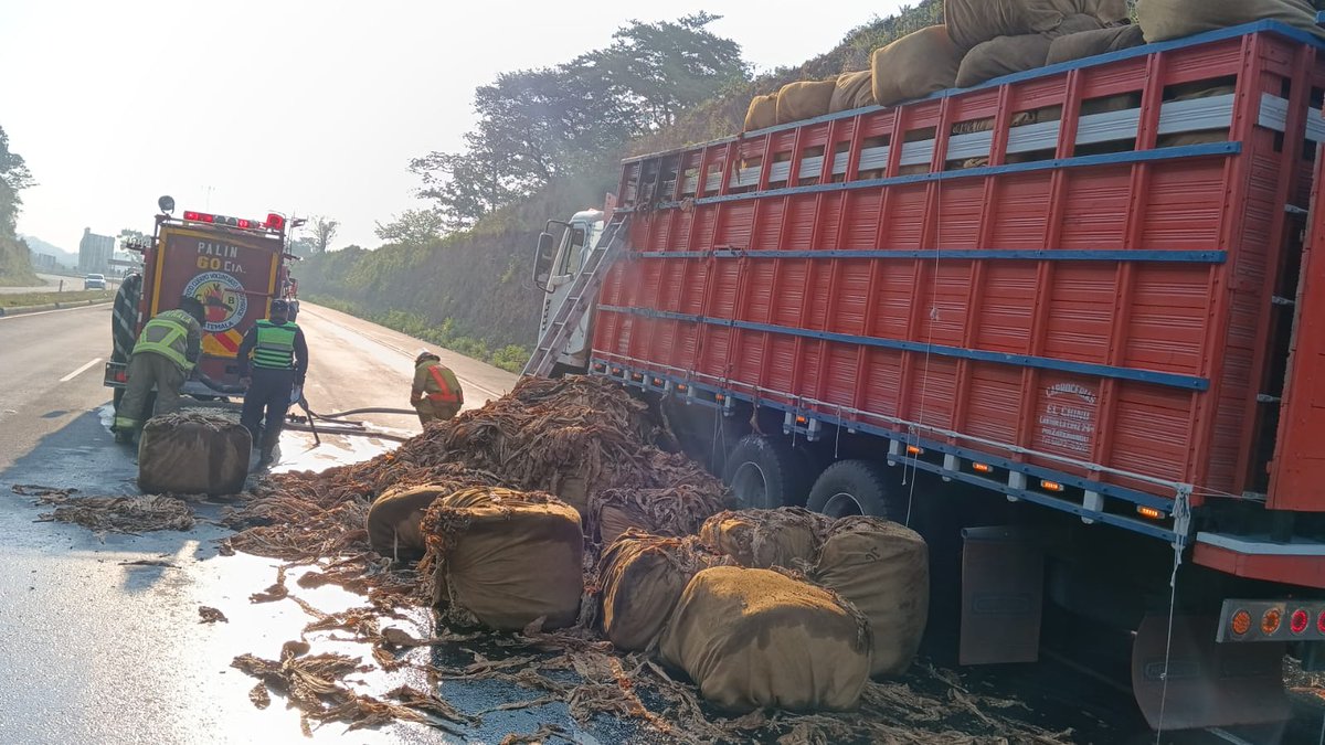 #LHEnBreve La Unidad de Protección Vial (Provial) informó que en el kilómetro 40 de la autopista Palín-Escuintla se alertó por fuego en la carga que era transportada por un camión, por lo cual se coordinó con los Bomberos Voluntarios para sofocar las llamas.

📷Provial