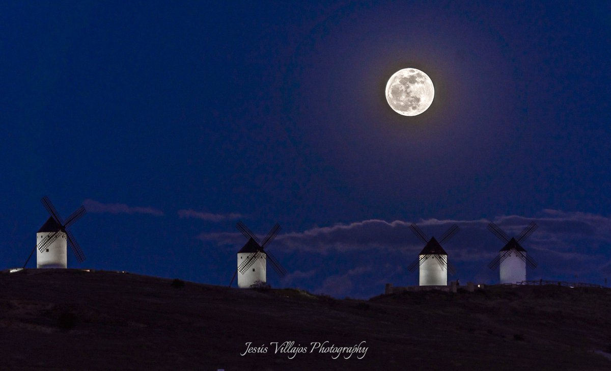 JesusVillajos's tweet photo. Ayer, a la caza de la Luna Llena de abril en Alcázar de San Juan. En el cerro de San Antón, con los molinos Rocinante, Fierabrás, Dulcinea y Barcelona @tiempobrasero @meteocr @ElTiempo_tve @ElTiempoes https://t.co/1cTls9h4zI