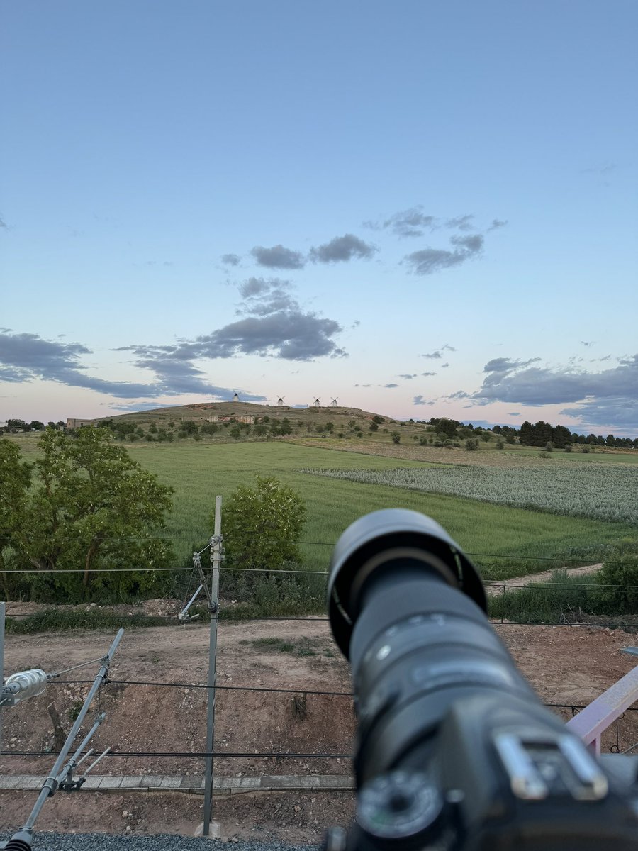JesusVillajos's tweet photo. Ayer, a la caza de la Luna Llena de abril en Alcázar de San Juan. En el cerro de San Antón, con los molinos Rocinante, Fierabrás, Dulcinea y Barcelona @tiempobrasero @meteocr @ElTiempo_tve @ElTiempoes https://t.co/1cTls9h4zI