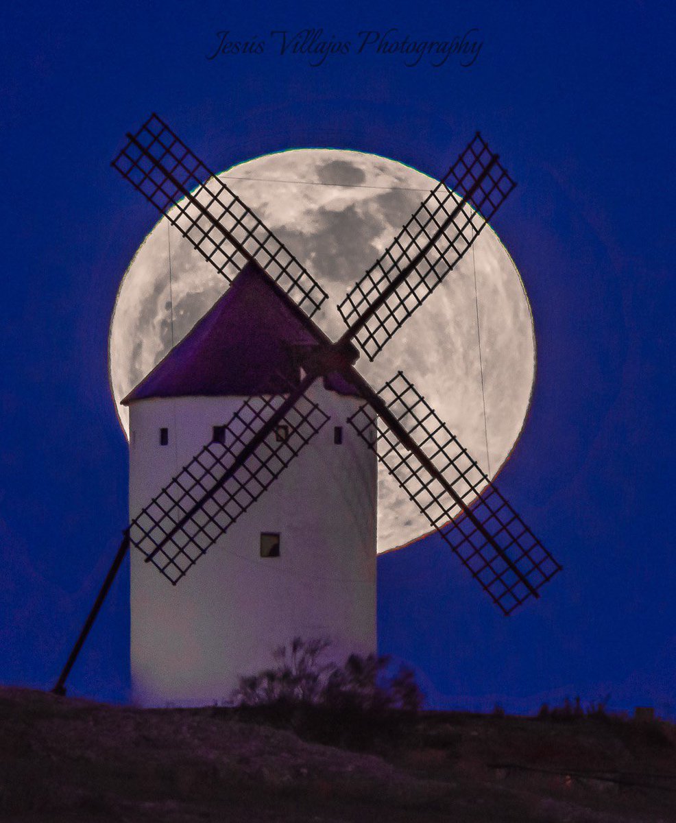 JesusVillajos's tweet photo. Ayer, a la caza de la Luna Llena de abril en Alcázar de San Juan. En el cerro de San Antón, con los molinos Rocinante, Fierabrás, Dulcinea y Barcelona @tiempobrasero @meteocr @ElTiempo_tve @ElTiempoes https://t.co/1cTls9h4zI