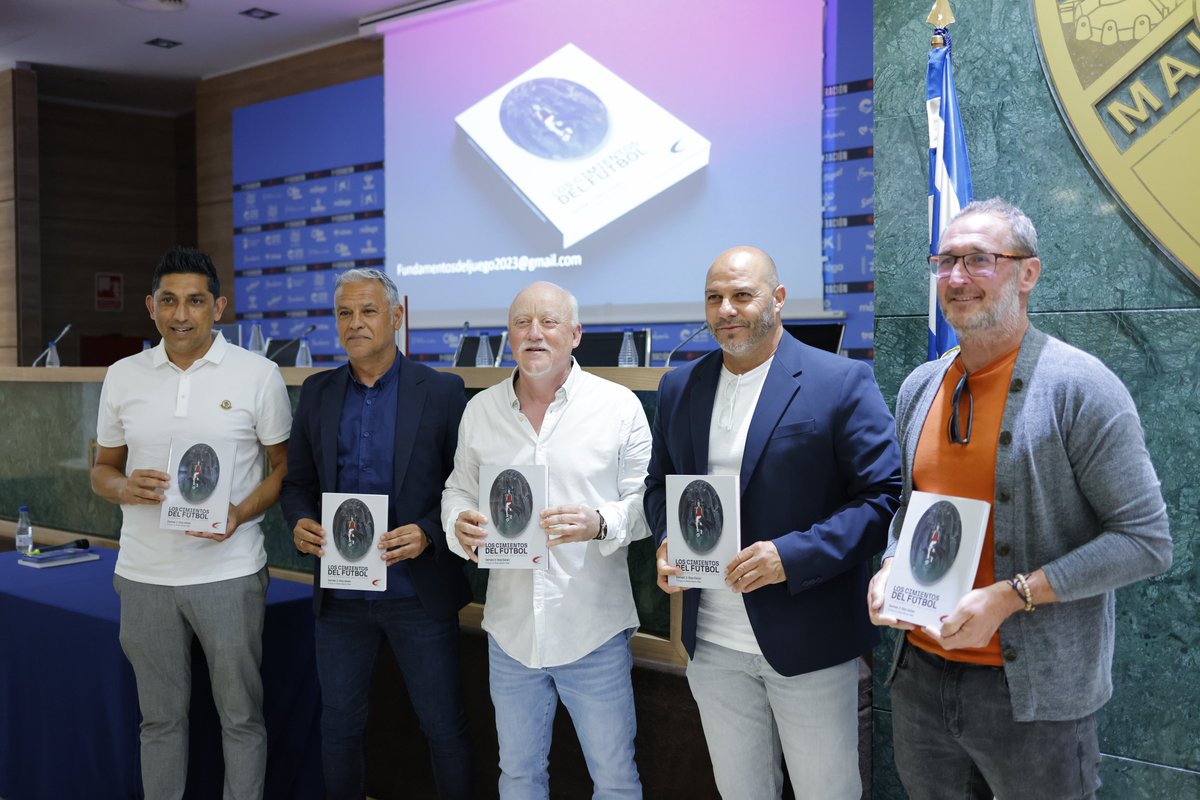 La Rosaleda alberga la presentación de ‘𝗟𝗼𝘀 𝗰𝗶𝗺𝗶𝗲𝗻𝘁𝗼𝘀 𝗱𝗲𝗹 𝗳𝘂́𝘁𝗯𝗼𝗹’ 🔝 En el #DíaDelLibro, el Málaga CF acogió la presentación de la quinta obra del extécnico blanquiazul Ismael Díaz. 🔗 malagacf.com/noticias/la-ro…