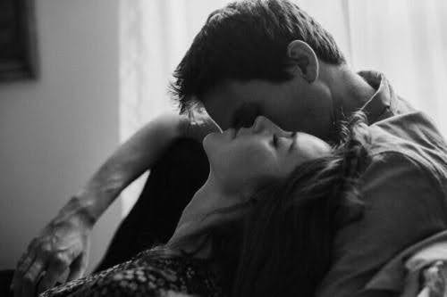 Quiero perder la razón con cada roce de tu piel, con el tímido suspiro de tus labios en un beso enamorado, y en uno apasionado, mientras caricias y deseos se mezclan en nuestros cuerpos, sedientos y atrapados en fuego del amor y la pasión....