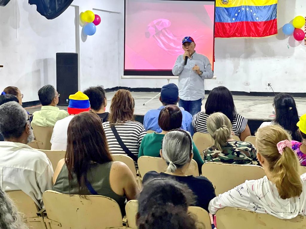 Juan_Dugarte's tweet photo. Desde la combativa Parroquia 23 de Enero, nos reencontramos entre camaradas, la generación fundadora del ayer, ahora y siempre, estamos rodilla en tierra con el legado de nuestro Cmdte Chávez y en la vanguardia con el Pdte. @NicolasMaduro 

¡Rumbo a la Victoria Perfecta!🇻🇪🚩 https://t.co/sSeXGC8dwa