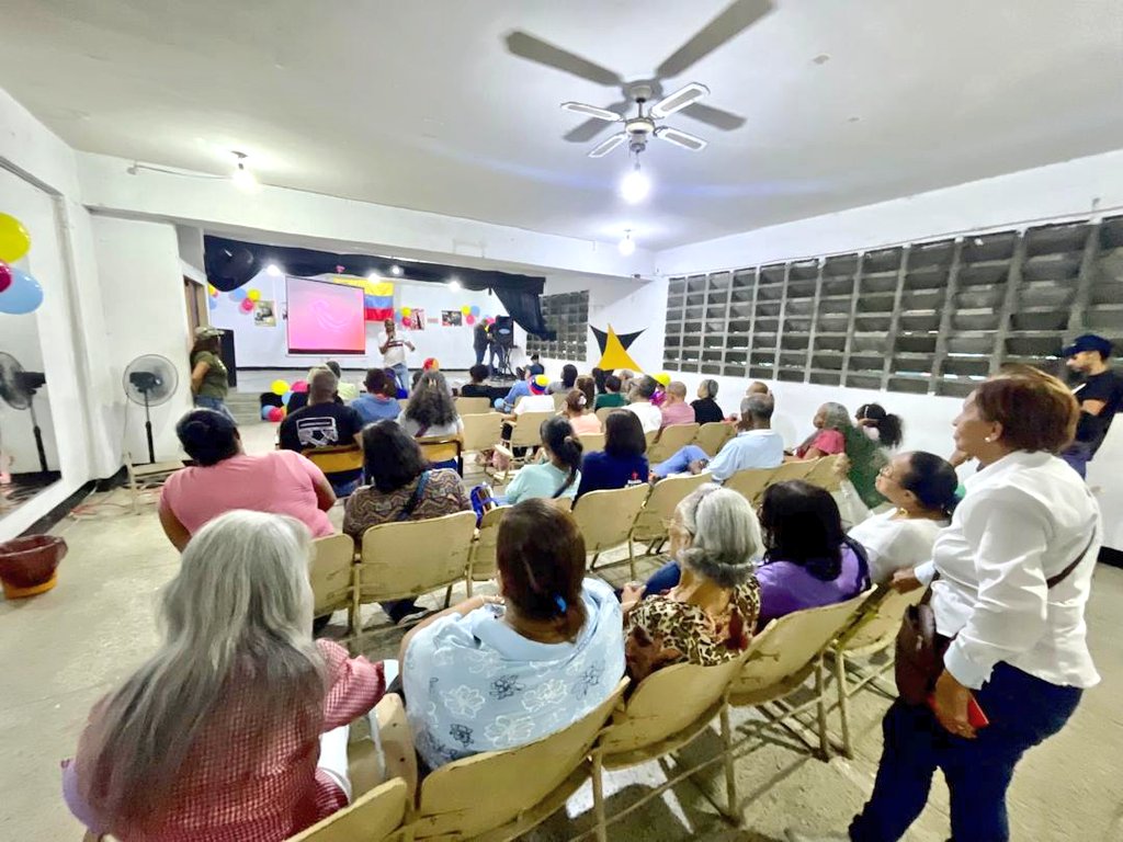 Juan_Dugarte's tweet photo. Desde la combativa Parroquia 23 de Enero, nos reencontramos entre camaradas, la generación fundadora del ayer, ahora y siempre, estamos rodilla en tierra con el legado de nuestro Cmdte Chávez y en la vanguardia con el Pdte. @NicolasMaduro 

¡Rumbo a la Victoria Perfecta!🇻🇪🚩 https://t.co/sSeXGC8dwa