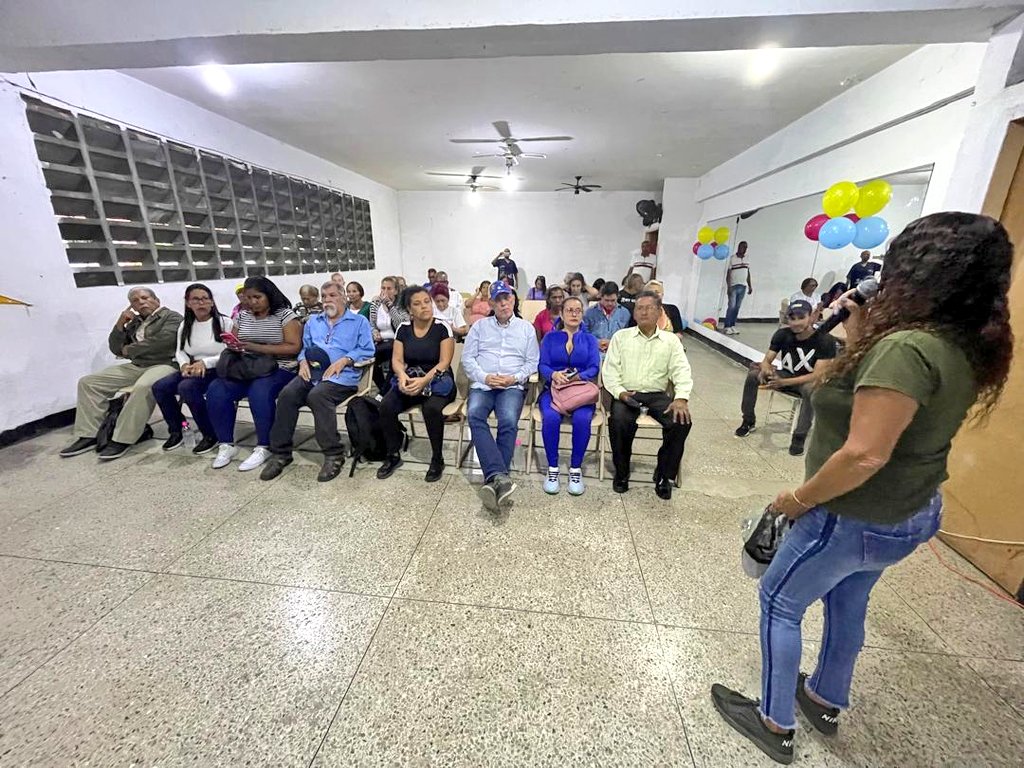 Juan_Dugarte's tweet photo. Desde la combativa Parroquia 23 de Enero, nos reencontramos entre camaradas, la generación fundadora del ayer, ahora y siempre, estamos rodilla en tierra con el legado de nuestro Cmdte Chávez y en la vanguardia con el Pdte. @NicolasMaduro 

¡Rumbo a la Victoria Perfecta!🇻🇪🚩 https://t.co/sSeXGC8dwa