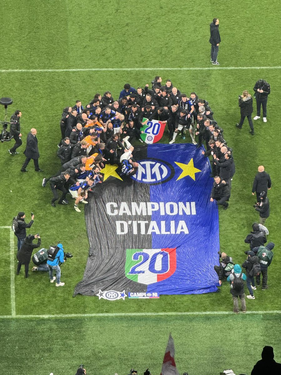NikolajSrense's tweet photo. Var på plads til Genoa - Lazio. Siden Derby della Madoninna, da Inter sikrede sig sin 20. Scudetto på den ultimative scene #calciodk https://t.co/5qAafd2QZJ
