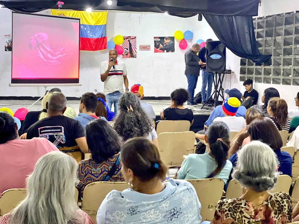 Juan_Dugarte's tweet photo. Desde la combativa Parroquia 23 de Enero, nos reencontramos entre camaradas, la generación fundadora del ayer, ahora y siempre, estamos rodilla en tierra con el legado de nuestro Cmdte Chávez y en la vanguardia con el Pdte. @NicolasMaduro 

¡Rumbo a la Victoria Perfecta!🇻🇪🚩 https://t.co/sSeXGC8dwa