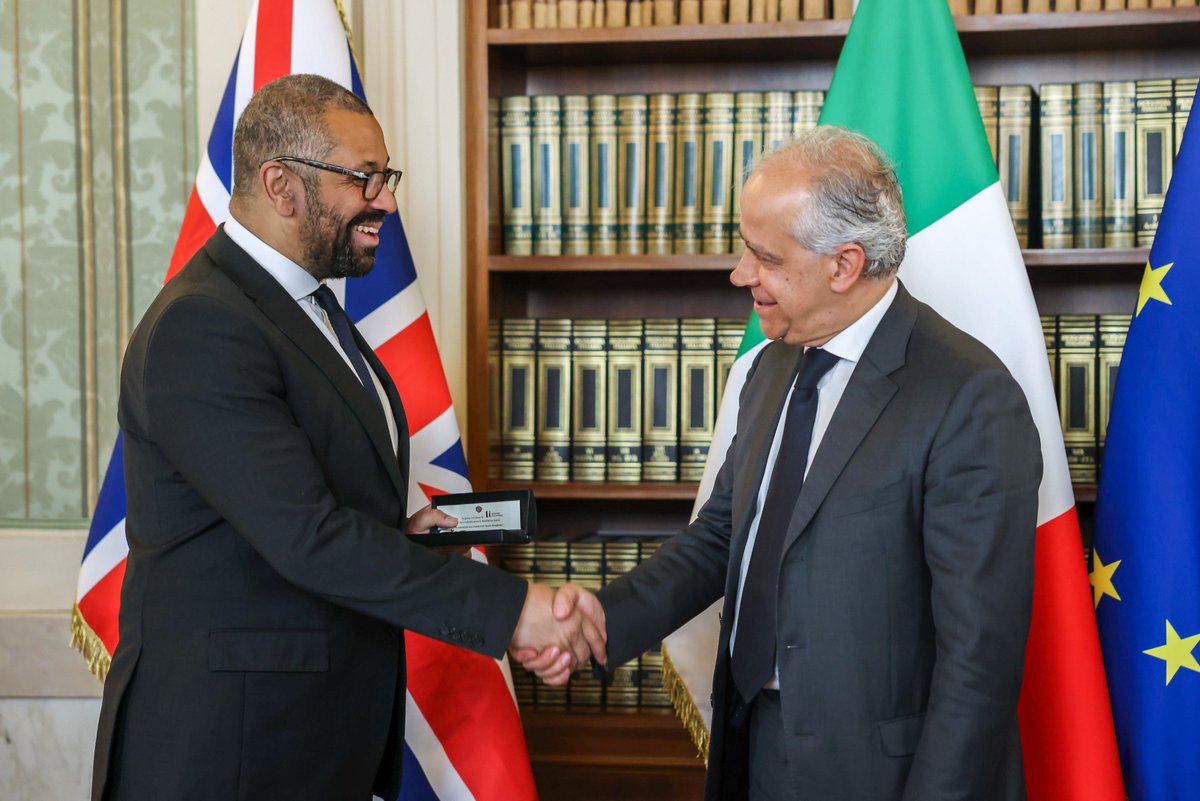 Illegal migration is one of the biggest issues we face as a society. Today, Home Secretary @JamesCleverly met with @Piantedosim, Italy's Minister of the Interior, to discuss ways of working together to save lives, combat people-smuggling, and protect our borders.