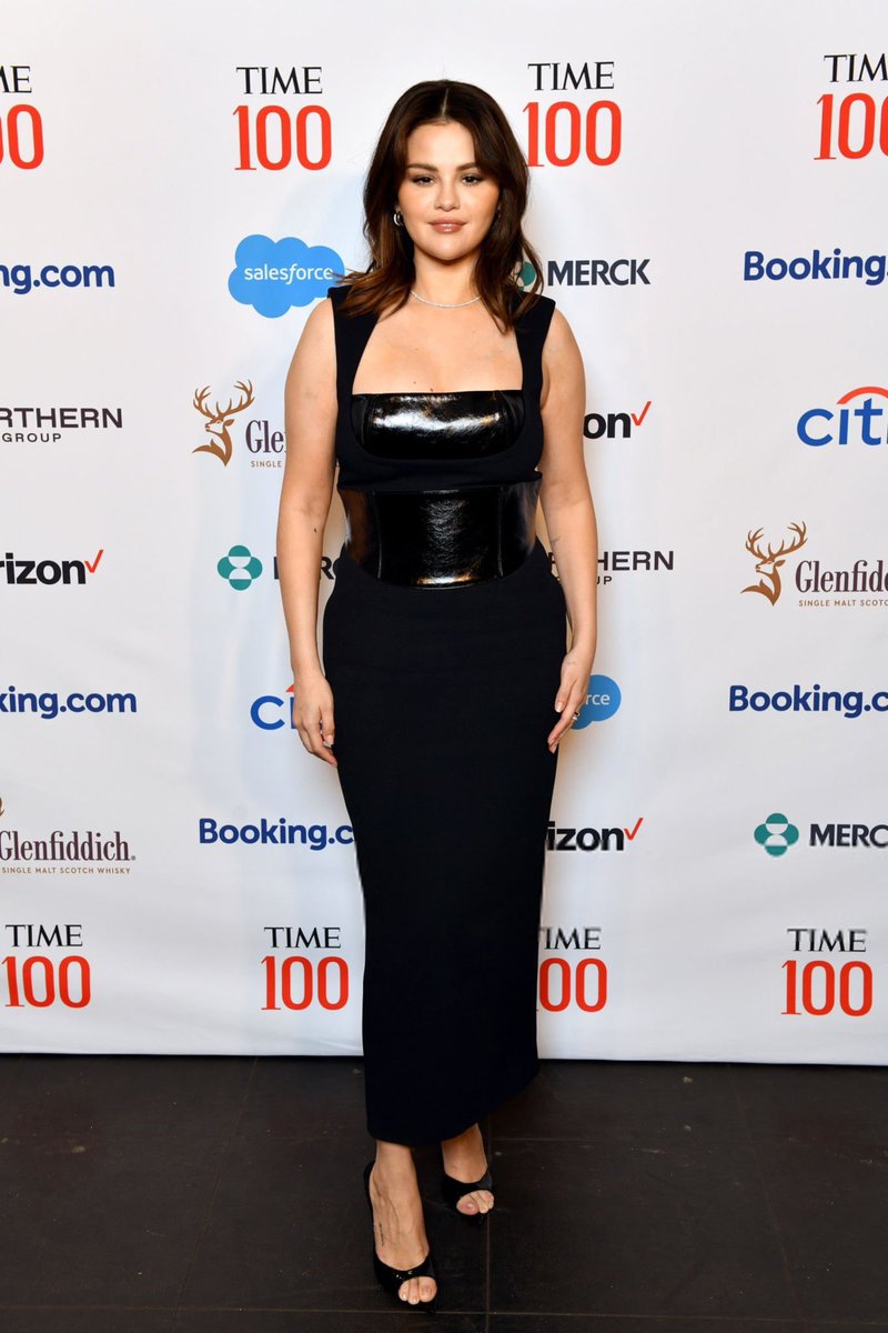 SELENA LOOKS AMAZING AT THE TIME100 SUMMIT OH MY GOD 😍😍