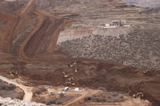Erzincan #İliç Çöpler Madeni’nde, siyanürlü liç yığını kayması sonucu meydana gelen felaketin sorumluları tam anlamıyla yargı önüne çıkarılmamışken, 72 gün geçmesine rağmen bedeni toprak altında kalan 9 işçiden yalnızca ikisinin cenazesine ulaşılmışken,