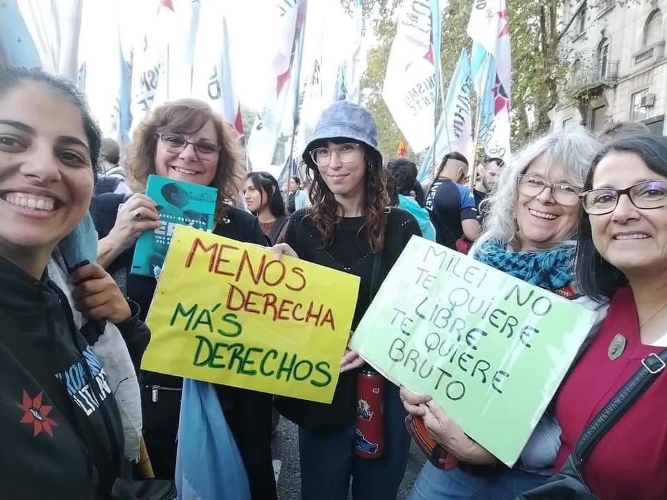Enorme emoción y agradecimiento. 

"Perón,  una biografía del siglo XXI", en la marcha de hoy en defensa de la educación pública.  

Gracias compañera Emilse Portela!