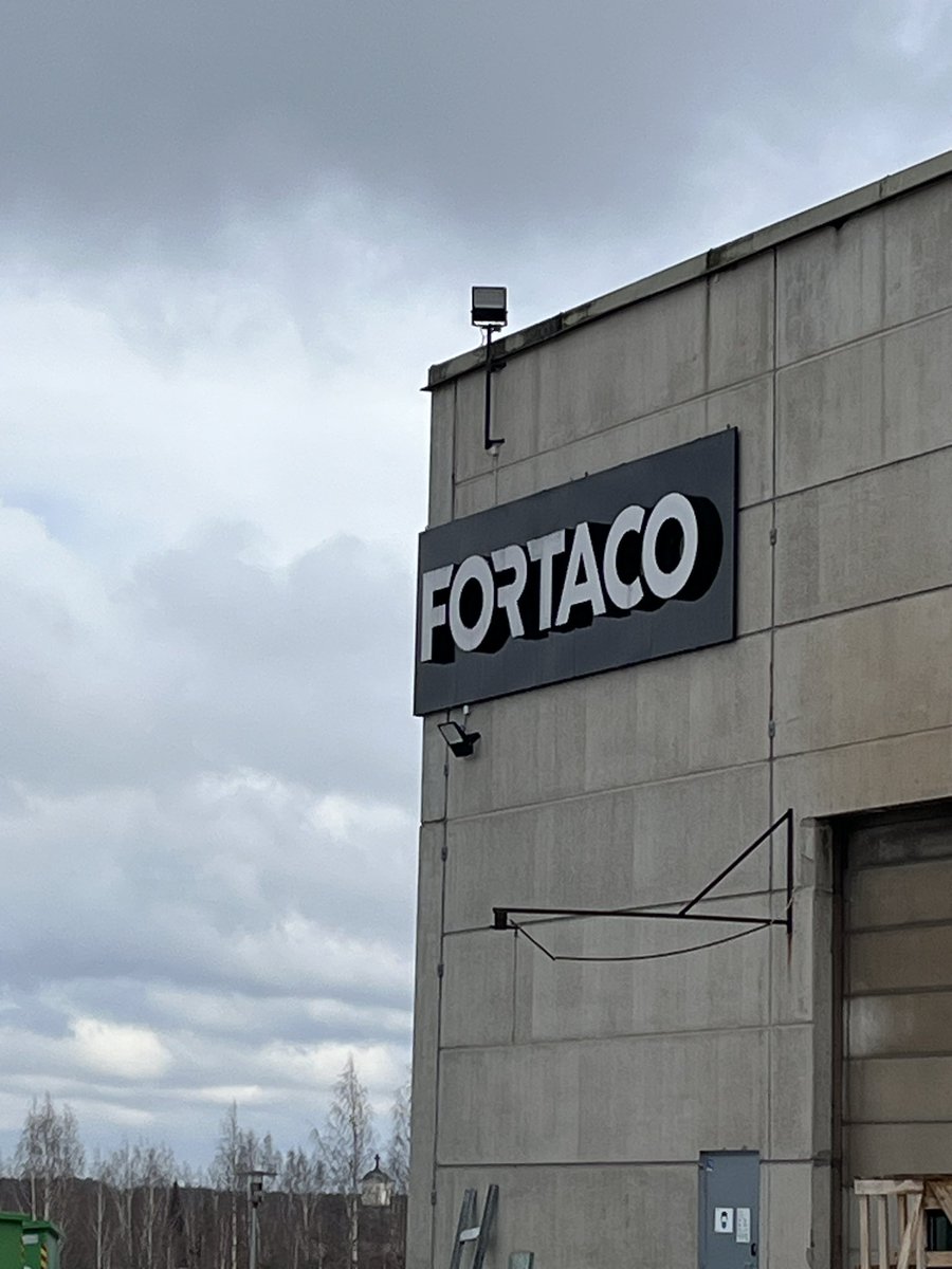 MariaVolanen's tweet photo. Päivän toisena vierailukohteena #Fortaco Oy. Yhtiön päätuotteita ovat asennusvalmiit työkoneiden ohjaamot mm. @metsateollisuus ja @Kaivosteollisuu yrityksille. Melkoista hightechiä ja lujaa turvallisuutta vaaditaan näiltä tuotteilta. Kiitos esittelystä! @TechFinland
#ohutlevy https://t.co/EeuQ3WlNh3
