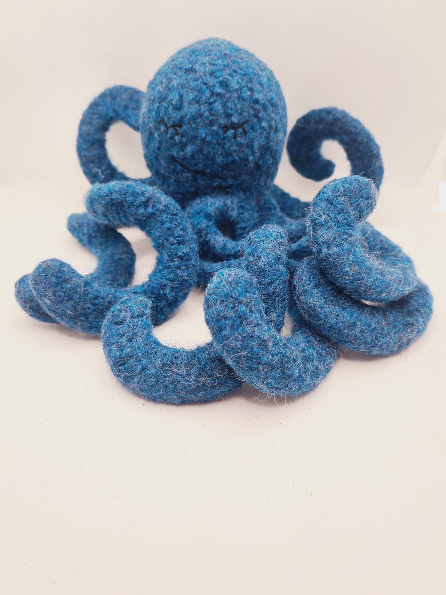 Octopussy 🐙 
clasicats.etsy.com/listing/172036…
#CatsOfTwitter 
#CatsOnX 
#cats
#octopussycrew
#etsyuk
#handmade
#smallbusinessowneruk