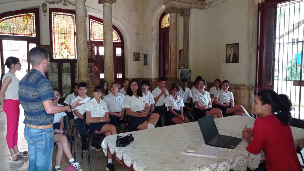 #Ahora I Estudiantes y profesores de la Secundaria Básica 'Fructuoso Rodríguez' junto a @maiguevara22, funcionaria de @CubaMINREX, intercambian sobre las afectaciones que provoca al pueblo de Cuba 🇨🇺, el bloqueo impuesto por los EEUU. #MejorSinBloqueo