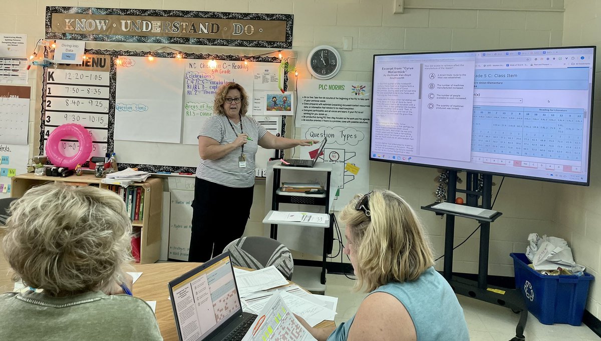 Teachers @WesternUnionES review the latest literacy assessment to determine students’ areas of strength & make plans to address areas of needed growth. So much learning to celebrate! #TeamUCPS #BeTheBest @AGHoulihan @UCPSNC
